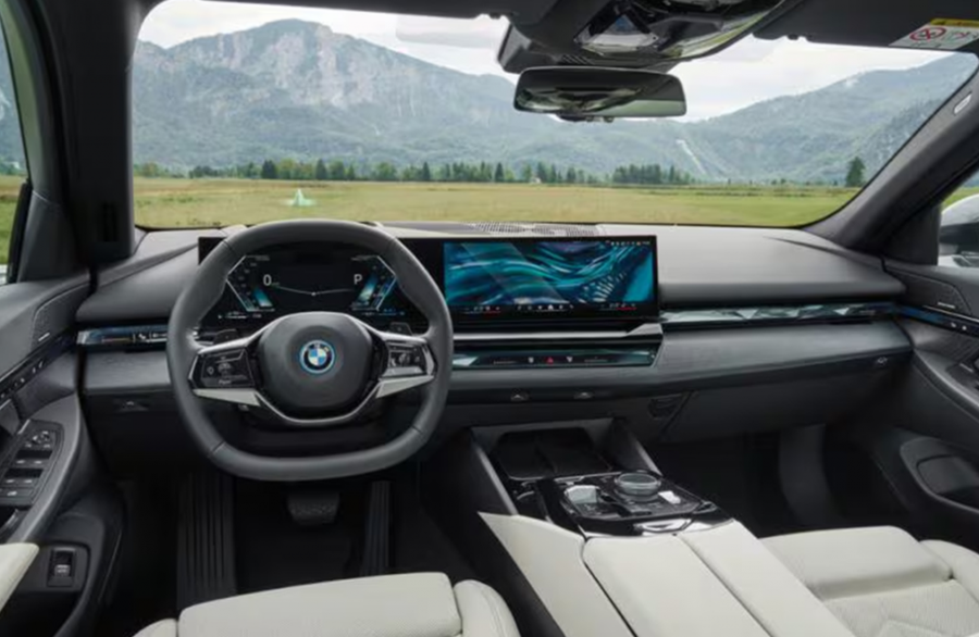 BMW 5시리즈 실내 대시보드 및 커브드 디스플레이