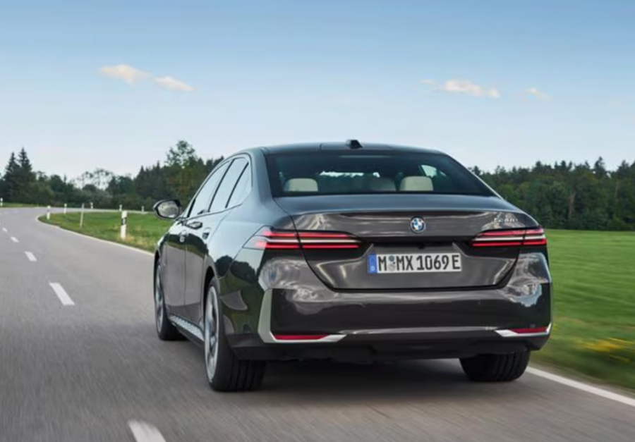 BMW 5시리즈 후면 주행 모습