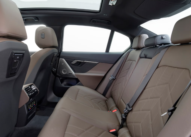 BMW i5 2열 뒷좌석 공간