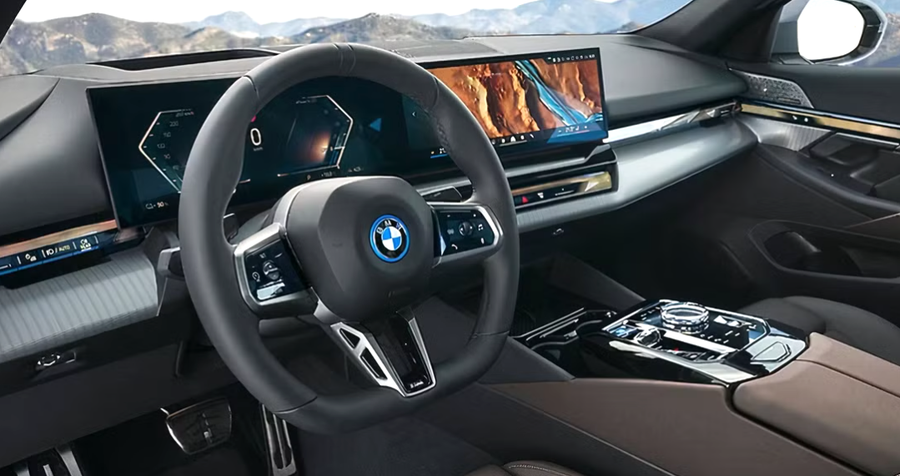 BMW i5 실내 대시보드 및 커브드 디스플레이